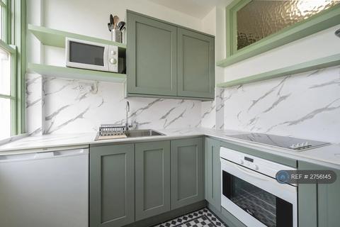 Studio to rent, Queensway, London, W2