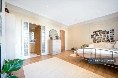 1 bedroom in a house share to rent, New Cross Road, London, SE14