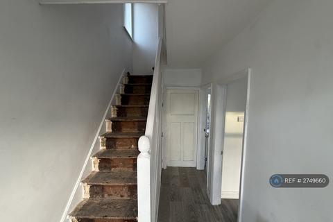 3 bedroom semi-detached house to rent, Fancourt Avenue, Wolverhampton, WV4