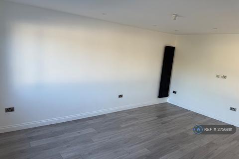 3 bedroom flat to rent, Hervey Close, London, N3