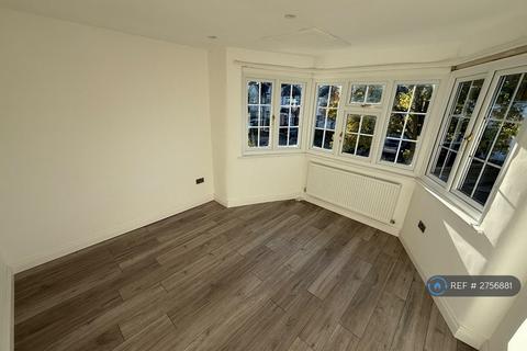 3 bedroom flat to rent, Hervey Close, London, N3
