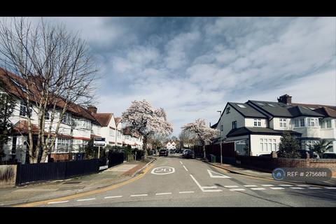3 bedroom flat to rent, Hervey Close, London, N3