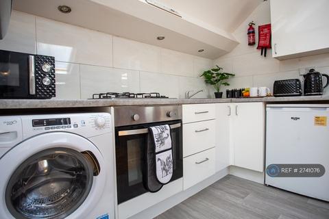 2 bedroom flat to rent, Swinburne Place, Newcastle Upon Tyne, NE4