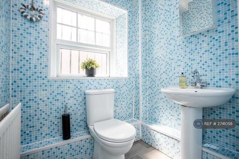 3 bedroom flat to rent, Swinburne Place, Newcastle Upon Tyne, NE4