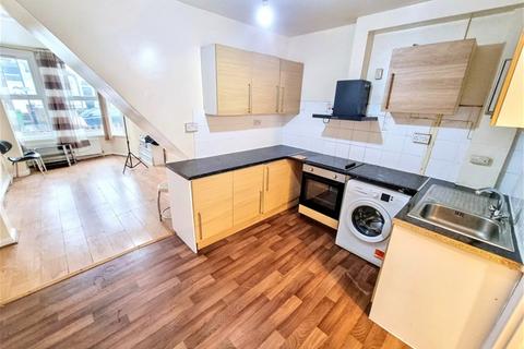 2 bedroom house to rent, Dore Avenue, Manor Park