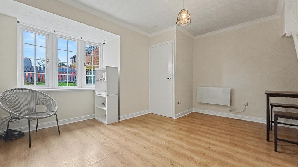 Bright, well-presented living room with large b...