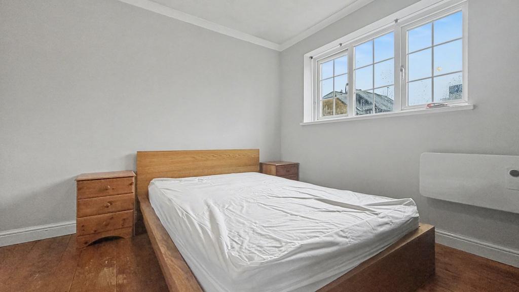 Bright, tidy double bedroom with a wooden doubl...