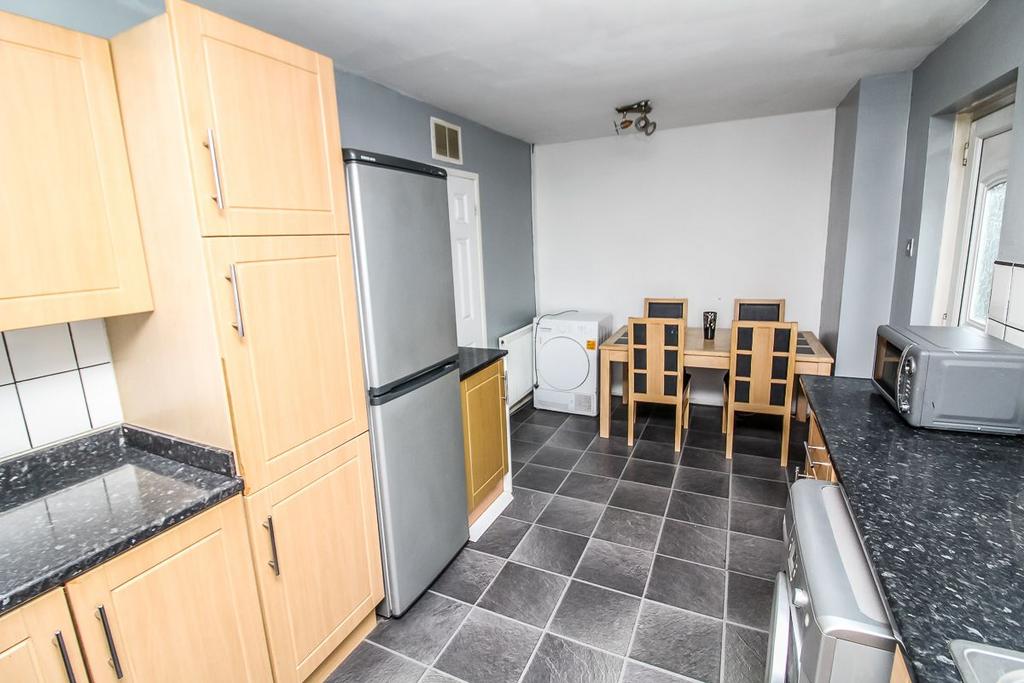 Kitchen/Dining.