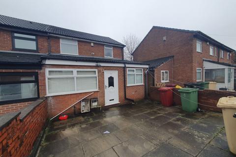3 bedroom semi-detached house to rent, Centre Gardens, Bolton