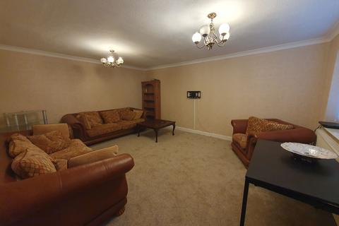 3 bedroom semi-detached house to rent, Centre Gardens, Bolton