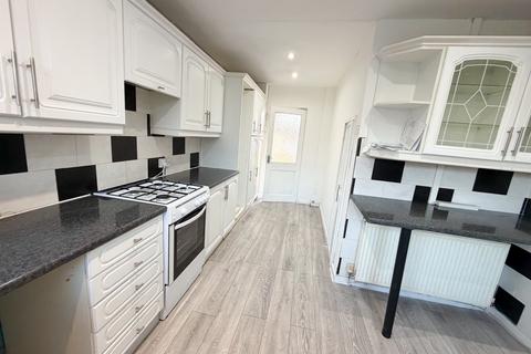 3 bedroom terraced house to rent, Radcliffe, Manchester M26