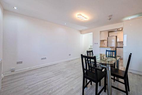 3 bedroom flat to rent, Morden Road, London