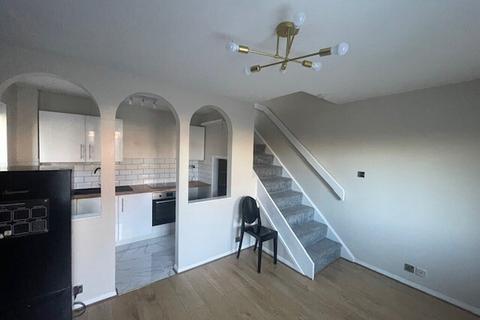 1 bedroom semi-detached house for sale, TAMWORTH LANE  Mitcham Eastfields