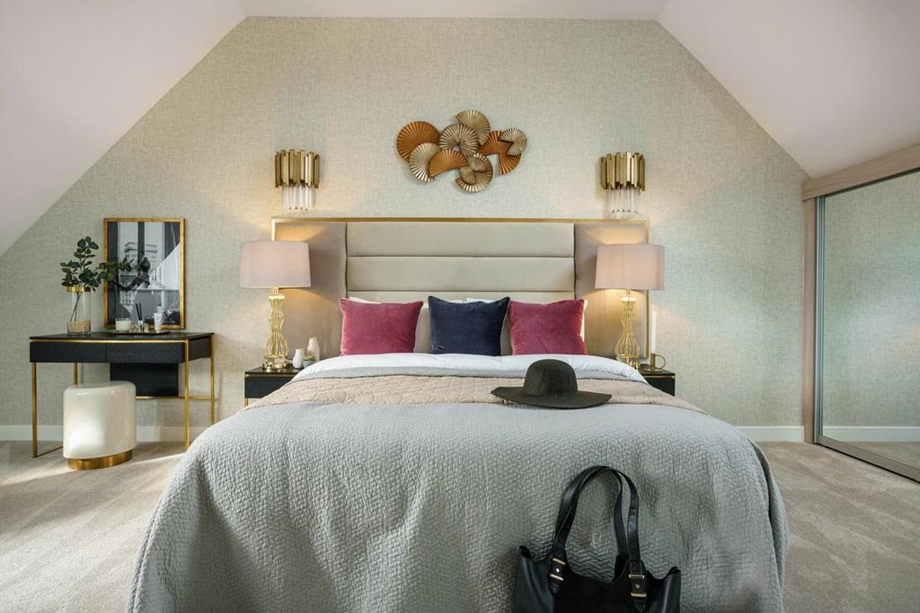 An impressive en suite bedroom with galleried...