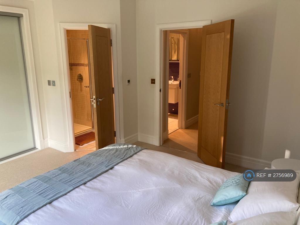 Master Bedroom (Ensuite)