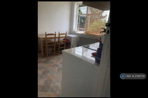 1 bedroom in a house share to rent, Brinklow Crescent, London, SE18