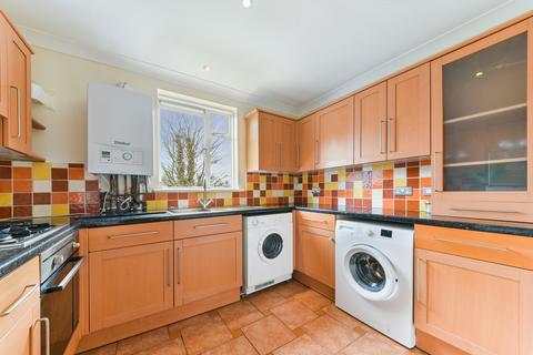 2 bedroom flat to rent, Mayford Close, SW12