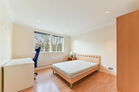 2 bedroom flat to rent, Mayford Close, SW12