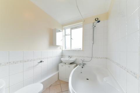 2 bedroom flat to rent, Mayford Close, SW12