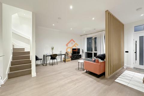1 bedroom in a house share to rent, House Share-Leamore Street, London, W6