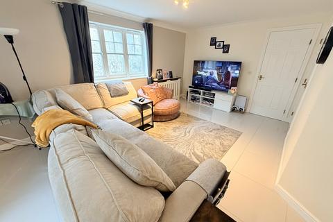 3 bedroom flat for sale, Caspian Way, Purfleet on Thames