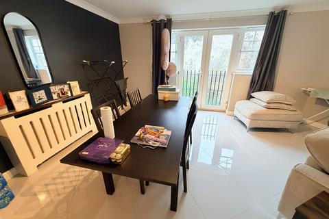 3 bedroom flat for sale, Caspian Way, Purfleet on Thames