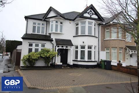 4 bedroom end of terrace house to rent, Kenwood Gardens, Ilford, IG2