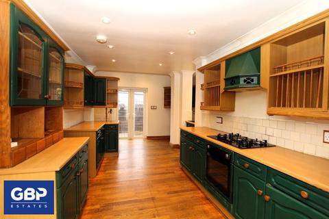 4 bedroom end of terrace house to rent, Kenwood Gardens, Ilford, IG2