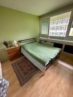 1 bedroom in a house share to rent, Highcliffe Drive, London SW15