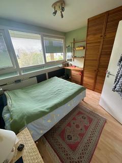 1 bedroom in a house share to rent, Highcliffe Drive, London SW15