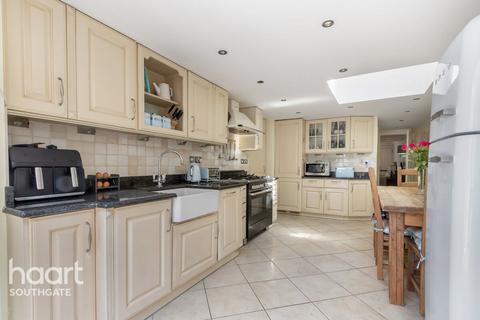 2 bedroom terraced house for sale, Avenue Road, London