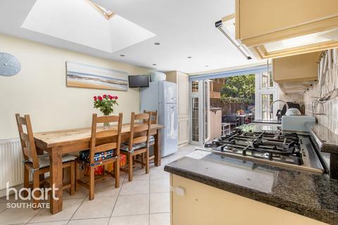 2 bedroom terraced house for sale, Avenue Road, London