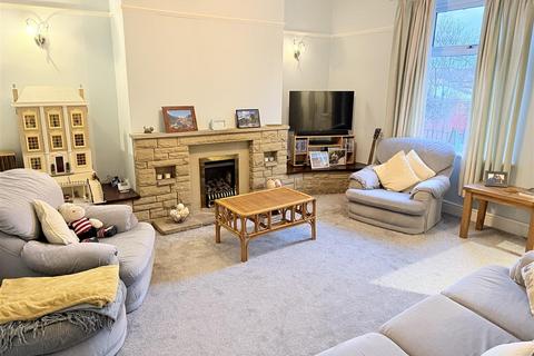 2 bedroom end of terrace house for sale, High Street, Cleckheaton BD19