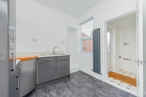 2 bedroom terraced house to rent, Swiss Street, Castleford