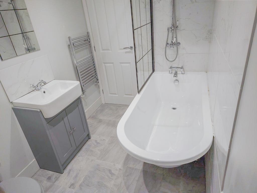 Family Bathroom 1
