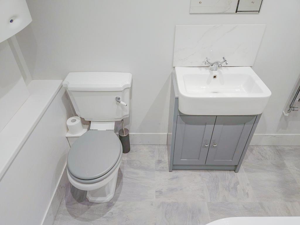 Family Bathroom 2