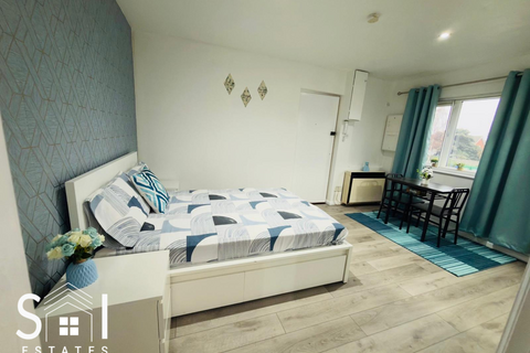 Studio to rent, Brendon Close, Harlington, Hayes, UB3 5NH