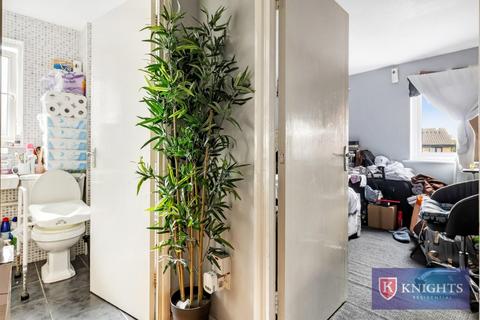 1 bedroom flat for sale, Gartons Close, Enfield, EN3
