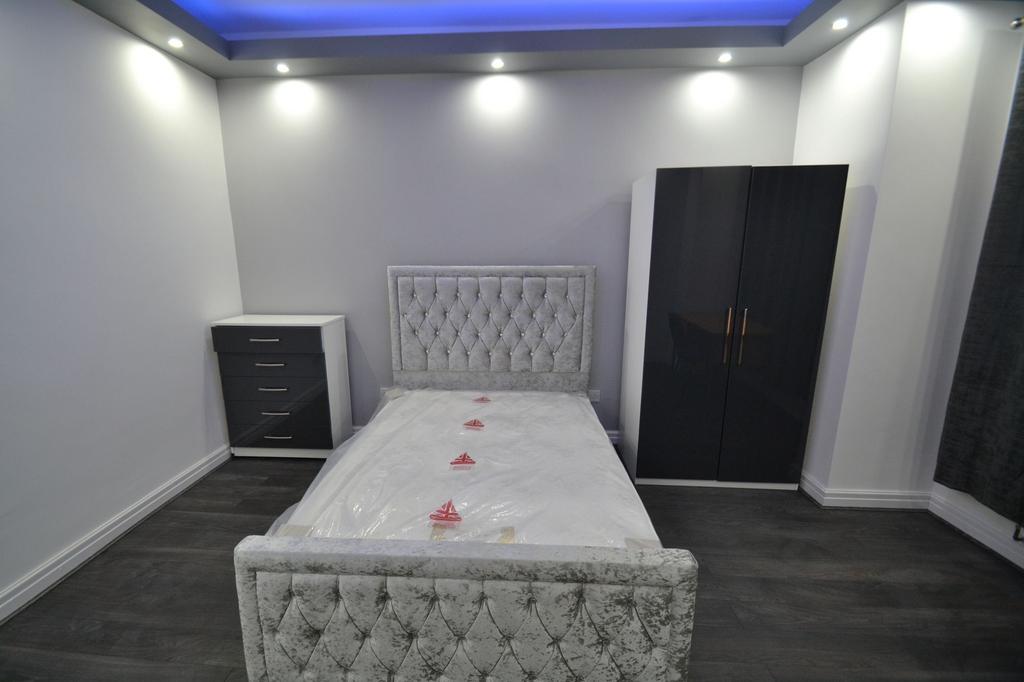 Modern double bedroom with a stylish tufted uph...