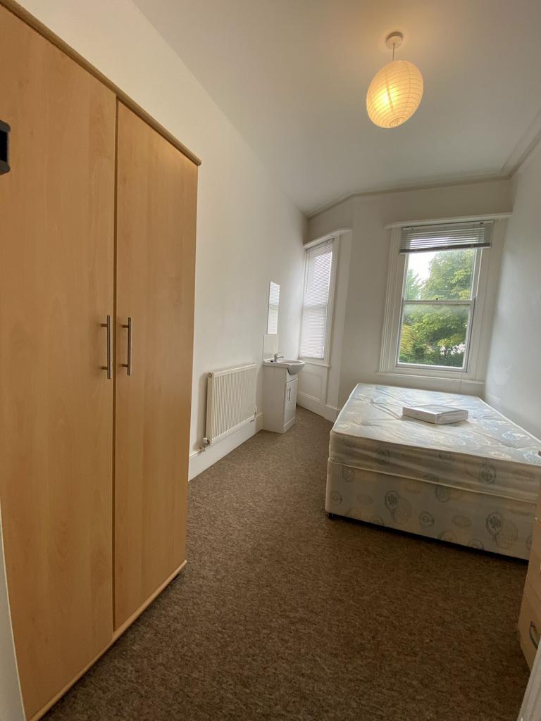 Bright single bedroom with a wardrobe, double-a...