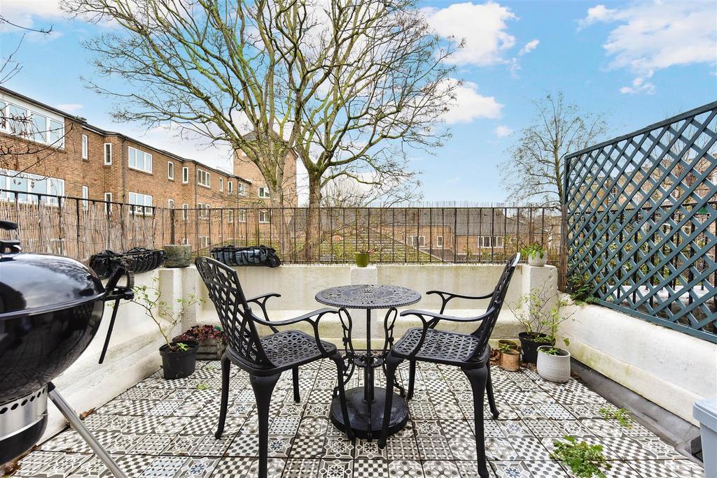 Top floor flat, 1, Hildyard Road (13).JPG