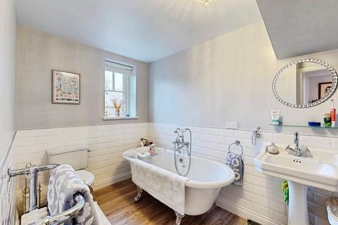 3 bedroom terraced house for sale, Bingley Road, Menston, LS29