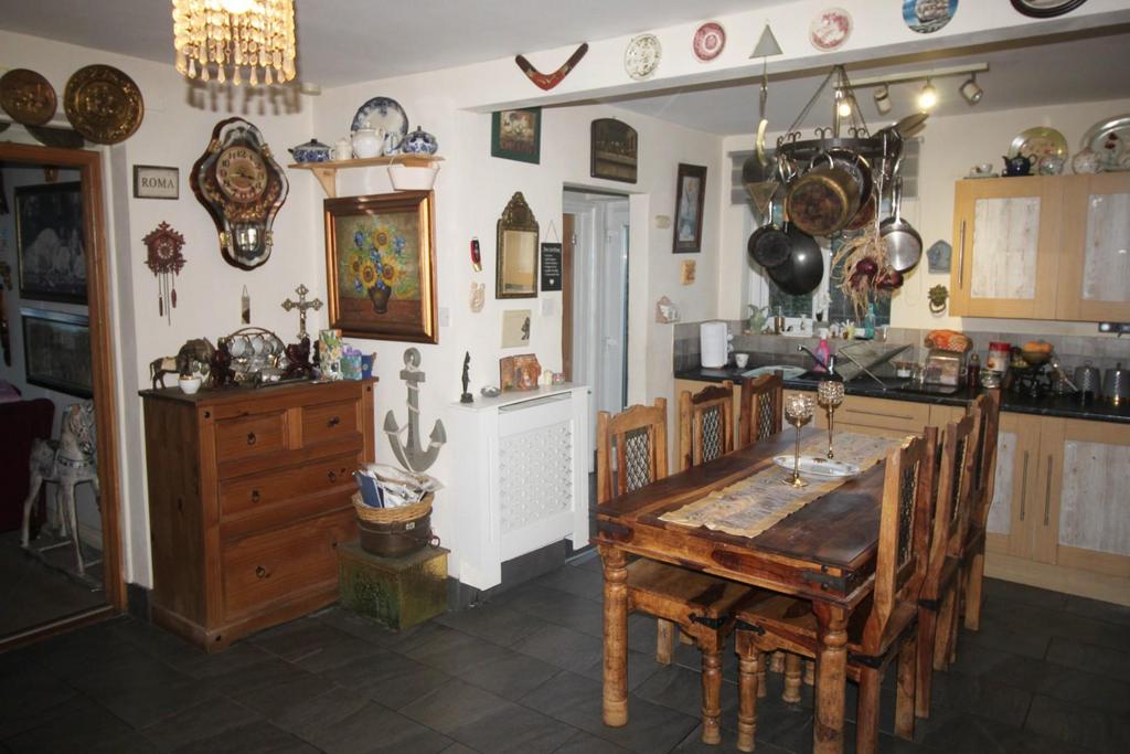 Kitchen 1.JPG