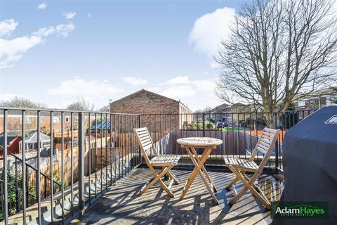 3 bedroom apartment to rent, Sylvester Road, London N2