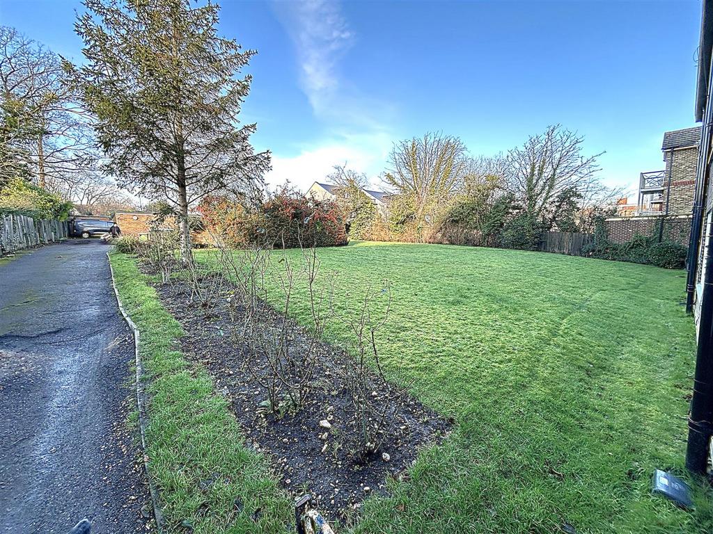 COMMUNAL GROUNDS & PARKING