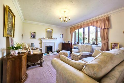 4 bedroom detached house for sale, Sandringham Way, Market Harborough