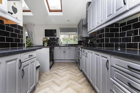 2 bedroom semi-detached house for sale, Windsor Drive, Huddersfield HD5