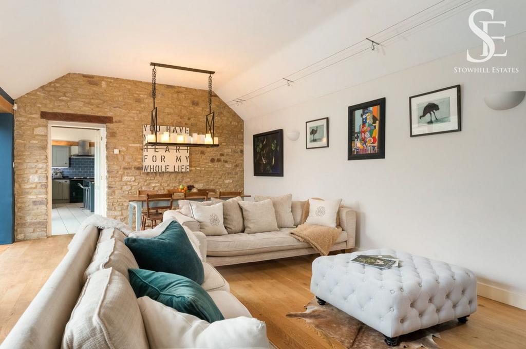 Living room/Dining area