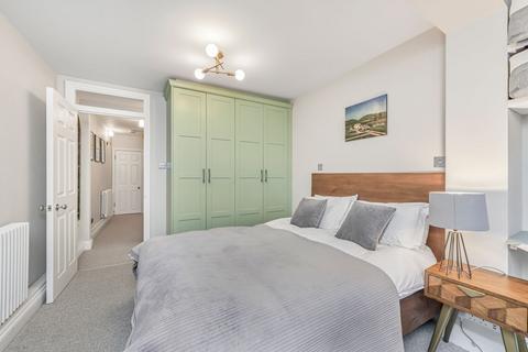 2 bedroom flat for sale, Barmouth Road, London, SW18
