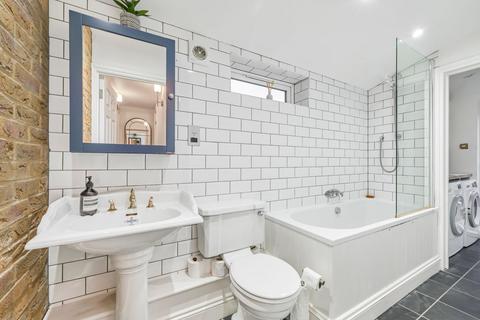 2 bedroom flat for sale, Barmouth Road, London, SW18